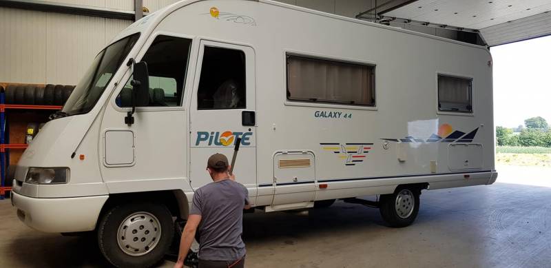 Garage pour remplacement du pare-brise d’un camping-car proche d’Etretat 76