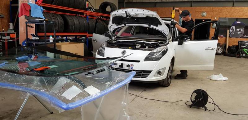 Garage pour remplacement pare-brise après impact sur une voiture citadine à Goderville 76