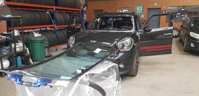 Changer le pare-brise d'une voiture avec déclaration du garage pour votre assurance proche Fécamp